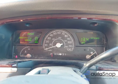 2003 Lincoln Town Car Signature from USA, damaged, VIN 1LNHM82W03Y671774